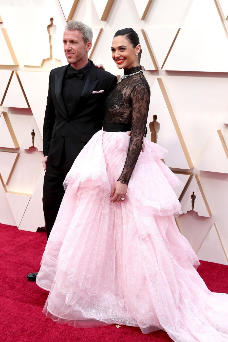 Las lentejuelas, los terciopelos, los tules, las pajaritas, los blancos, los negros, los dorados y los rojos han sido los protagonistas de los mejores looks de la 92ª edición de la alfombra roja de los Oscar. Una ‘red carpet’ en la que ellas, con vestidos menos estridentes que en años anteriores; y ellos, fieles al ‘smoking’, han acaparado los flashes de los cientos de medios de comunicación que se han acercado a Los Ángeles