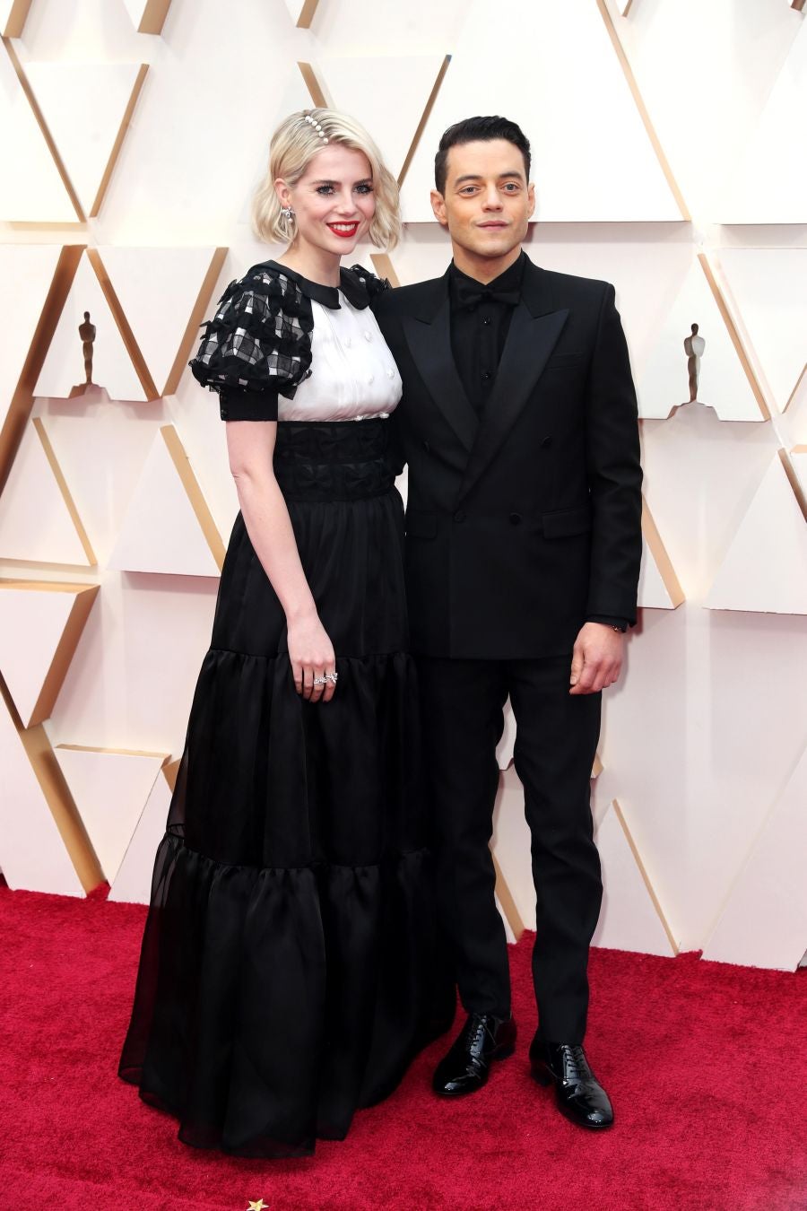 Las lentejuelas, los terciopelos, los tules, las pajaritas, los blancos, los negros, los dorados y los rojos han sido los protagonistas de los mejores looks de la 92ª edición de la alfombra roja de los Oscar. Una ‘red carpet’ en la que ellas, con vestidos menos estridentes que en años anteriores; y ellos, fieles al ‘smoking’, han acaparado los flashes de los cientos de medios de comunicación que se han acercado a Los Ángeles