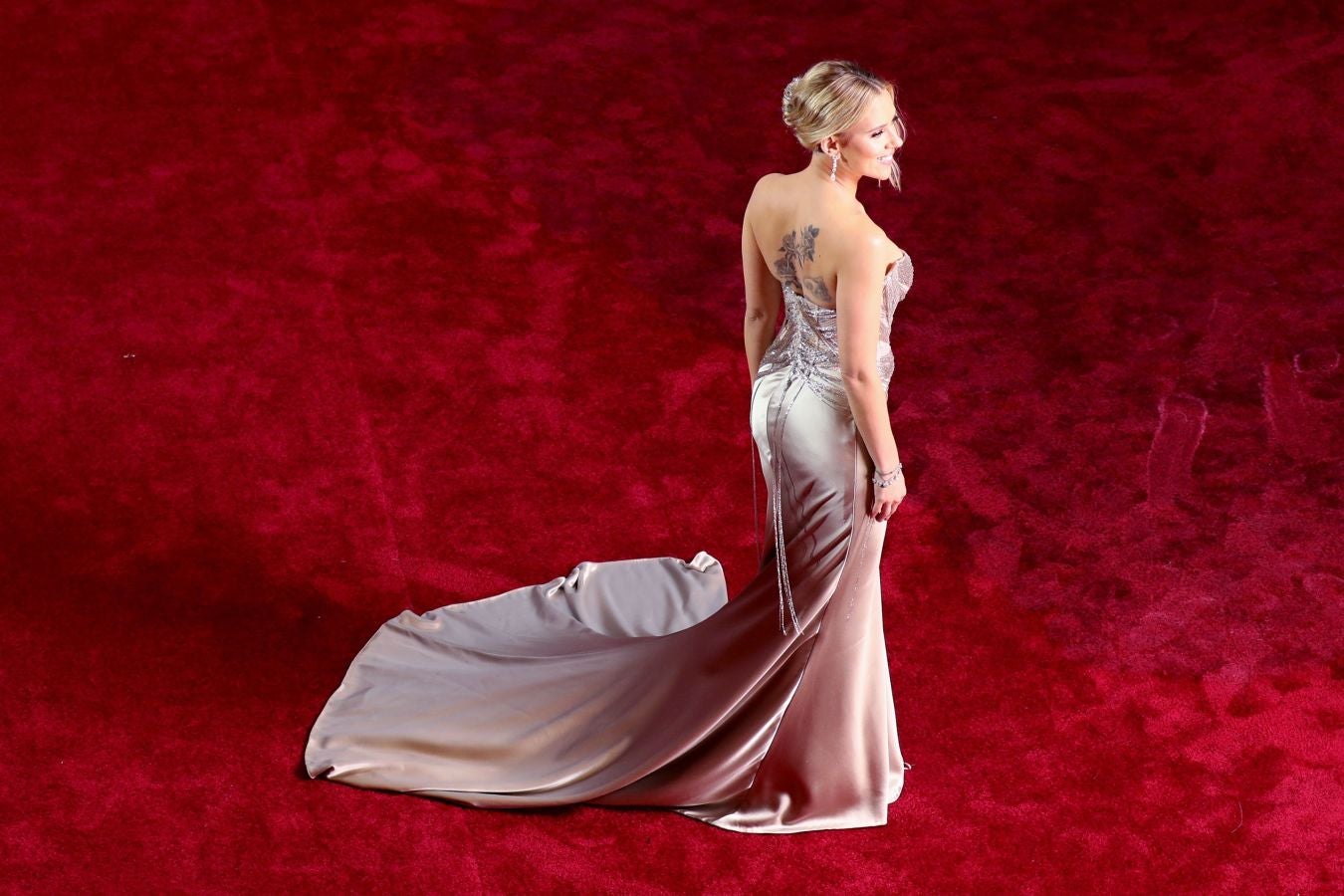 Las lentejuelas, los terciopelos, los tules, las pajaritas, los blancos, los negros, los dorados y los rojos han sido los protagonistas de los mejores looks de la 92ª edición de la alfombra roja de los Oscar. Una ‘red carpet’ en la que ellas, con vestidos menos estridentes que en años anteriores; y ellos, fieles al ‘smoking’, han acaparado los flashes de los cientos de medios de comunicación que se han acercado a Los Ángeles