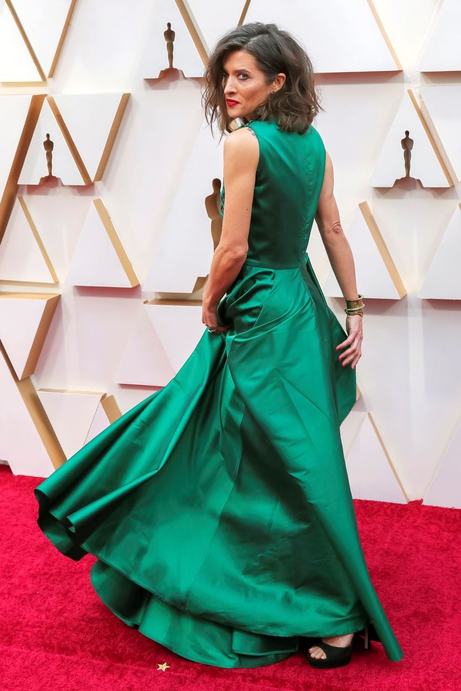 Las lentejuelas, los terciopelos, los tules, las pajaritas, los blancos, los negros, los dorados y los rojos han sido los protagonistas de los mejores looks de la 92ª edición de la alfombra roja de los Oscar. Una ‘red carpet’ en la que ellas, con vestidos menos estridentes que en años anteriores; y ellos, fieles al ‘smoking’, han acaparado los flashes de los cientos de medios de comunicación que se han acercado a Los Ángeles