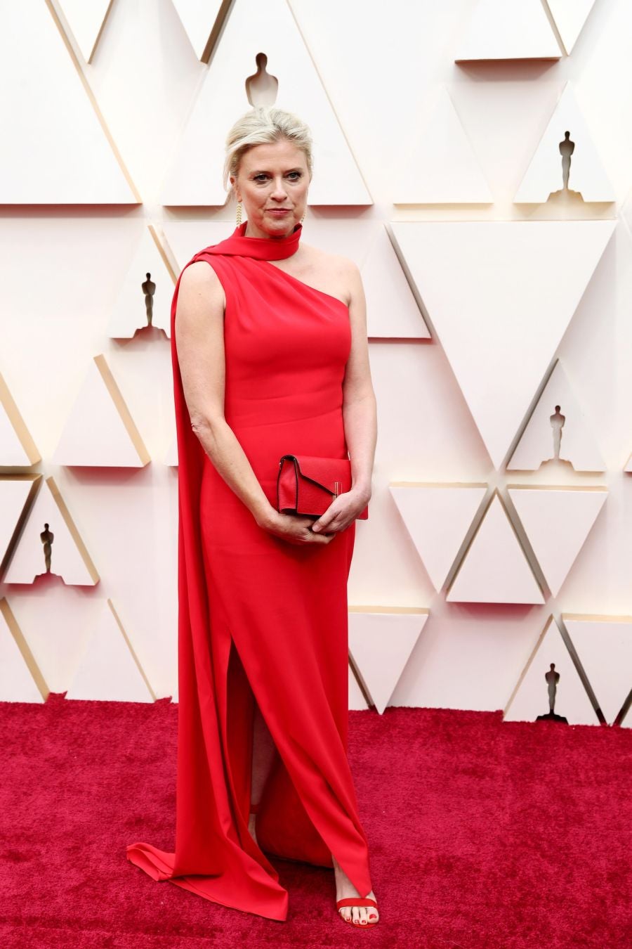 Las lentejuelas, los terciopelos, los tules, las pajaritas, los blancos, los negros, los dorados y los rojos han sido los protagonistas de los mejores looks de la 92ª edición de la alfombra roja de los Oscar. Una ‘red carpet’ en la que ellas, con vestidos menos estridentes que en años anteriores; y ellos, fieles al ‘smoking’, han acaparado los flashes de los cientos de medios de comunicación que se han acercado a Los Ángeles