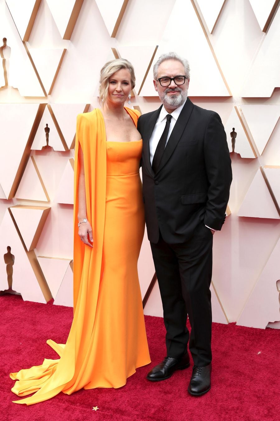 Las lentejuelas, los terciopelos, los tules, las pajaritas, los blancos, los negros, los dorados y los rojos han sido los protagonistas de los mejores looks de la 92ª edición de la alfombra roja de los Oscar. Una ‘red carpet’ en la que ellas, con vestidos menos estridentes que en años anteriores; y ellos, fieles al ‘smoking’, han acaparado los flashes de los cientos de medios de comunicación que se han acercado a Los Ángeles