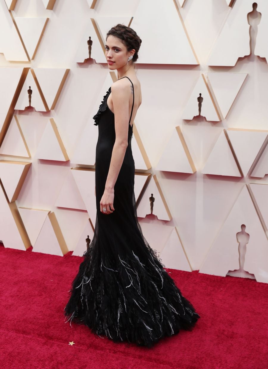 Las lentejuelas, los terciopelos, los tules, las pajaritas, los blancos, los negros, los dorados y los rojos han sido los protagonistas de los mejores looks de la 92ª edición de la alfombra roja de los Oscar. Una ‘red carpet’ en la que ellas, con vestidos menos estridentes que en años anteriores; y ellos, fieles al ‘smoking’, han acaparado los flashes de los cientos de medios de comunicación que se han acercado a Los Ángeles