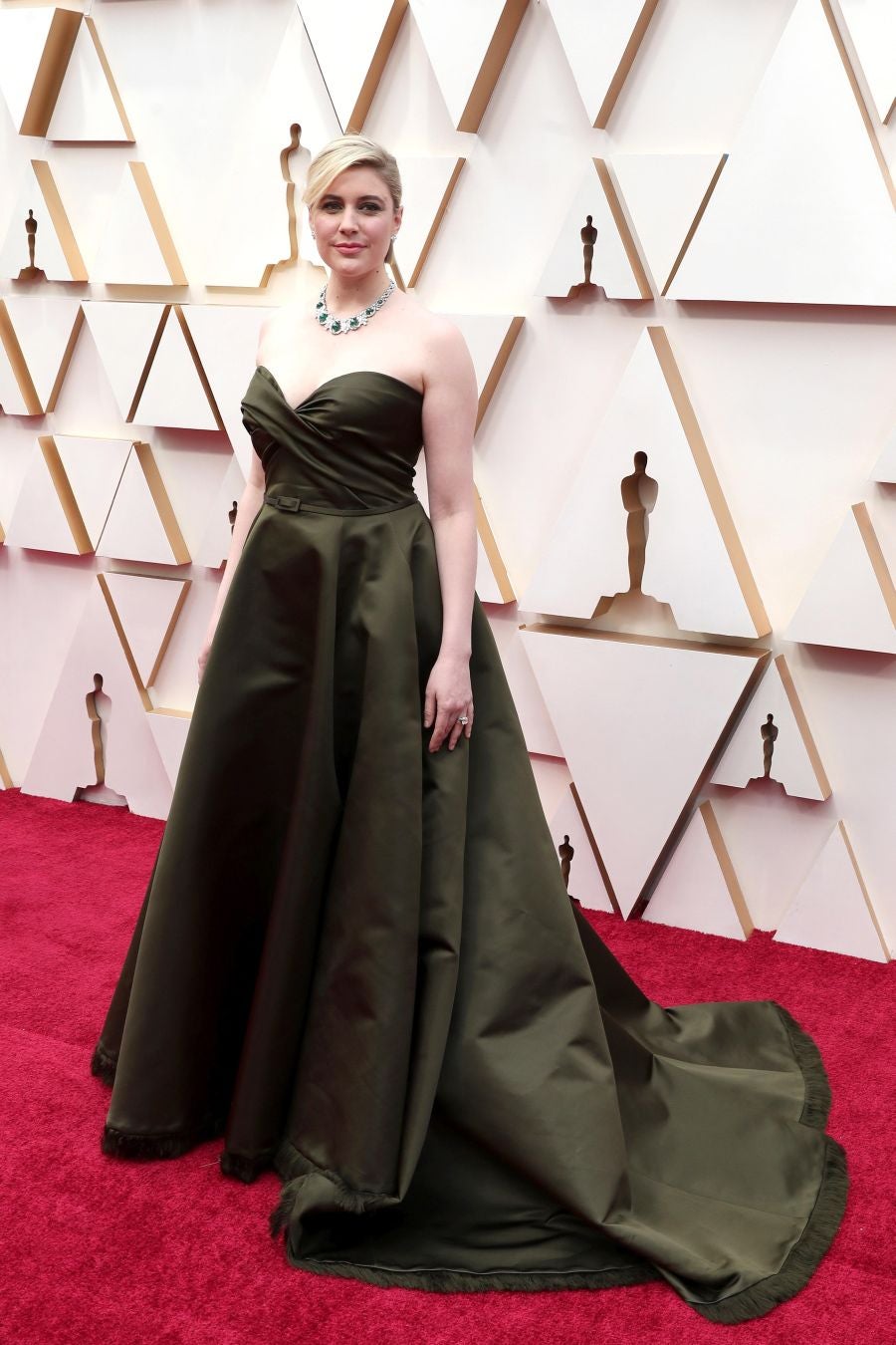 Las lentejuelas, los terciopelos, los tules, las pajaritas, los blancos, los negros, los dorados y los rojos han sido los protagonistas de los mejores looks de la 92ª edición de la alfombra roja de los Oscar. Una ‘red carpet’ en la que ellas, con vestidos menos estridentes que en años anteriores; y ellos, fieles al ‘smoking’, han acaparado los flashes de los cientos de medios de comunicación que se han acercado a Los Ángeles