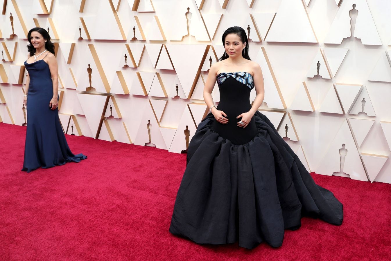 Las lentejuelas, los terciopelos, los tules, las pajaritas, los blancos, los negros, los dorados y los rojos han sido los protagonistas de los mejores looks de la 92ª edición de la alfombra roja de los Oscar. Una ‘red carpet’ en la que ellas, con vestidos menos estridentes que en años anteriores; y ellos, fieles al ‘smoking’, han acaparado los flashes de los cientos de medios de comunicación que se han acercado a Los Ángeles