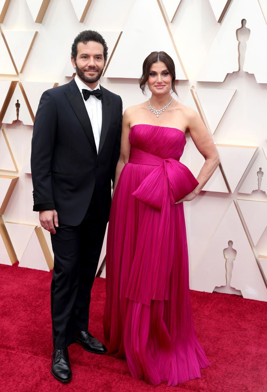 Las lentejuelas, los terciopelos, los tules, las pajaritas, los blancos, los negros, los dorados y los rojos han sido los protagonistas de los mejores looks de la 92ª edición de la alfombra roja de los Oscar. Una ‘red carpet’ en la que ellas, con vestidos menos estridentes que en años anteriores; y ellos, fieles al ‘smoking’, han acaparado los flashes de los cientos de medios de comunicación que se han acercado a Los Ángeles