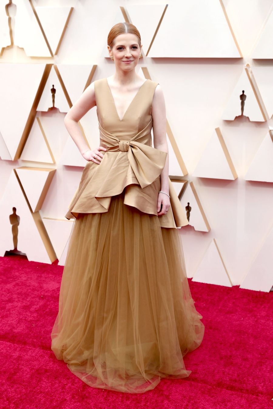 Las lentejuelas, los terciopelos, los tules, las pajaritas, los blancos, los negros, los dorados y los rojos han sido los protagonistas de los mejores looks de la 92ª edición de la alfombra roja de los Oscar. Una ‘red carpet’ en la que ellas, con vestidos menos estridentes que en años anteriores; y ellos, fieles al ‘smoking’, han acaparado los flashes de los cientos de medios de comunicación que se han acercado a Los Ángeles