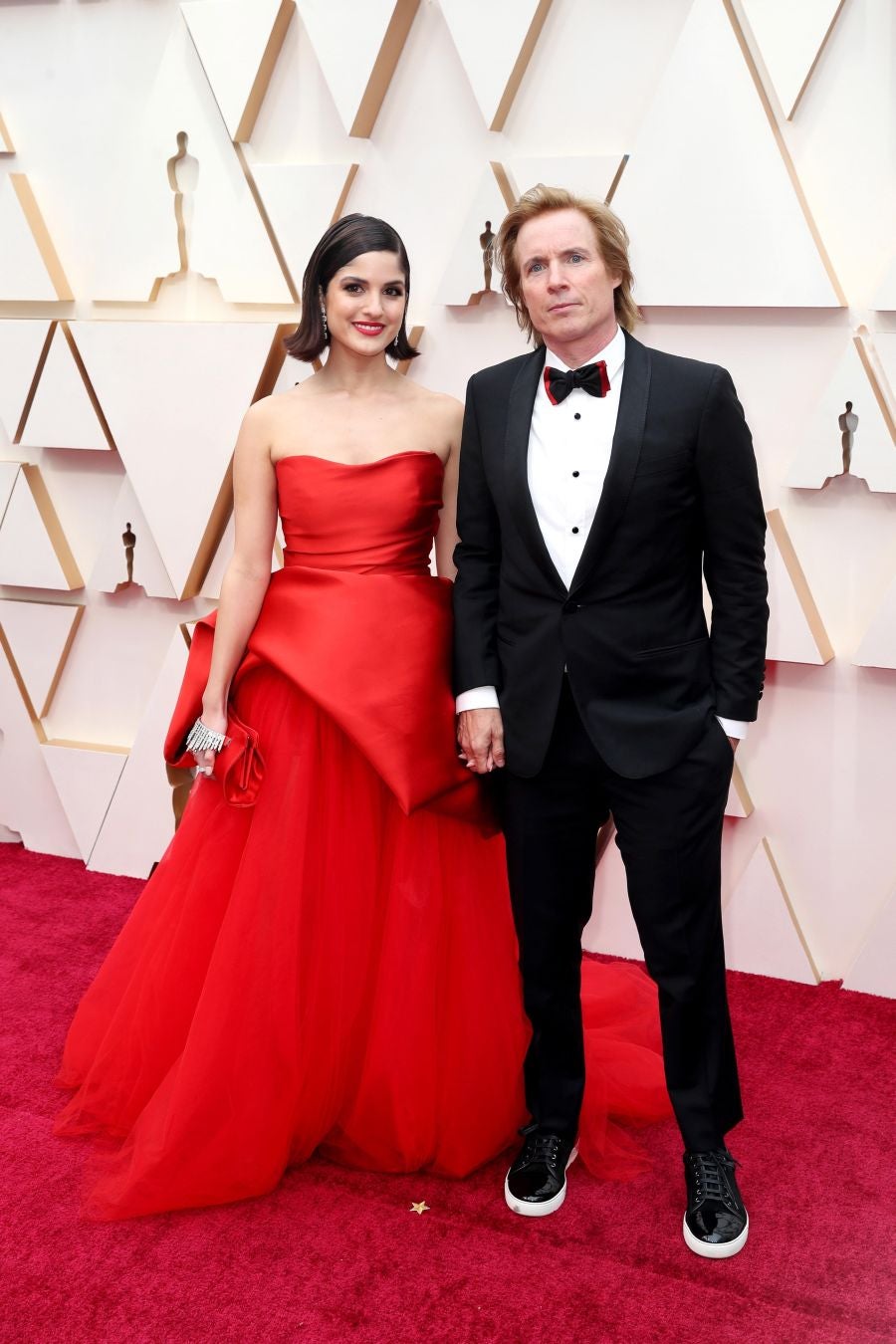 Las lentejuelas, los terciopelos, los tules, las pajaritas, los blancos, los negros, los dorados y los rojos han sido los protagonistas de los mejores looks de la 92ª edición de la alfombra roja de los Oscar. Una ‘red carpet’ en la que ellas, con vestidos menos estridentes que en años anteriores; y ellos, fieles al ‘smoking’, han acaparado los flashes de los cientos de medios de comunicación que se han acercado a Los Ángeles