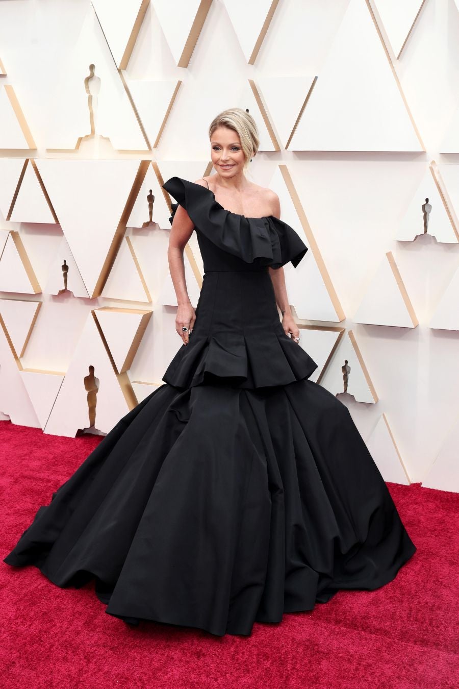 Las lentejuelas, los terciopelos, los tules, las pajaritas, los blancos, los negros, los dorados y los rojos han sido los protagonistas de los mejores looks de la 92ª edición de la alfombra roja de los Oscar. Una ‘red carpet’ en la que ellas, con vestidos menos estridentes que en años anteriores; y ellos, fieles al ‘smoking’, han acaparado los flashes de los cientos de medios de comunicación que se han acercado a Los Ángeles