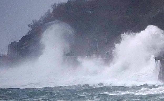 El temporal de olas pierde fuerza en Gipuzkoa