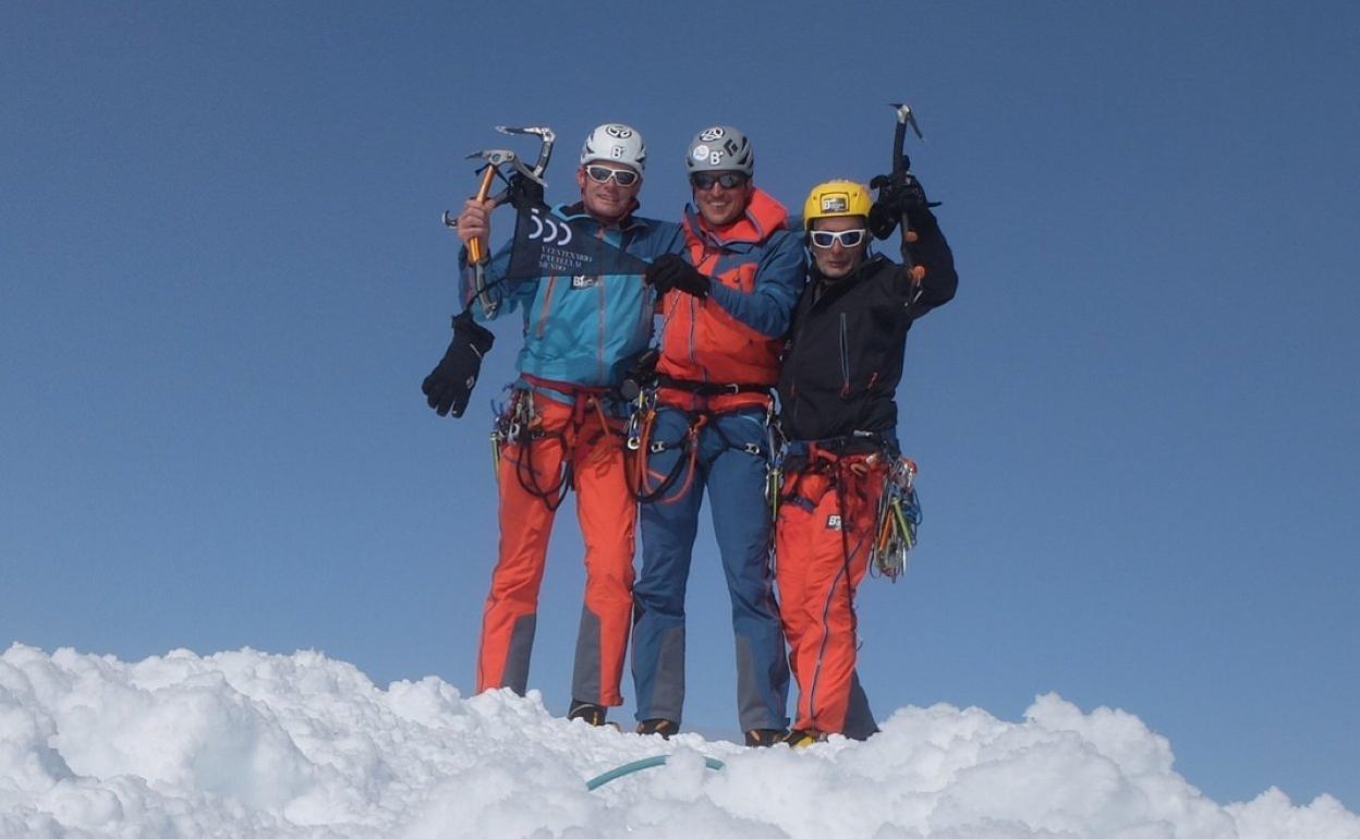 Alberto Iñurrategi, Martin Paal y Juan Mari Iraola, en la cima del Cerro Torre. 