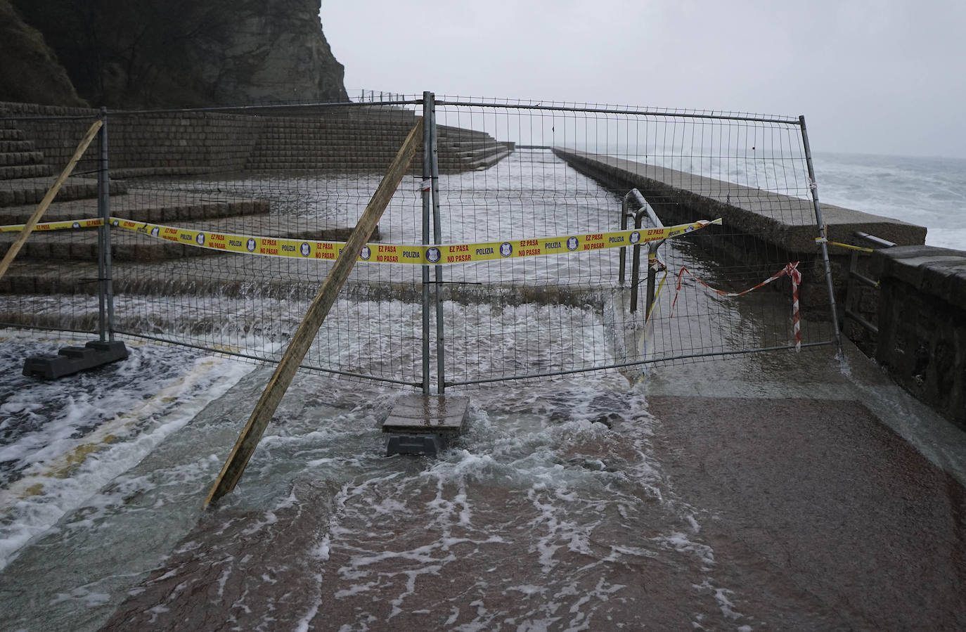 La costa guipuzcoana ha superado este martes el embate de mar sin daños significativos. El aviso se rebaja este miércoles a amarillo 