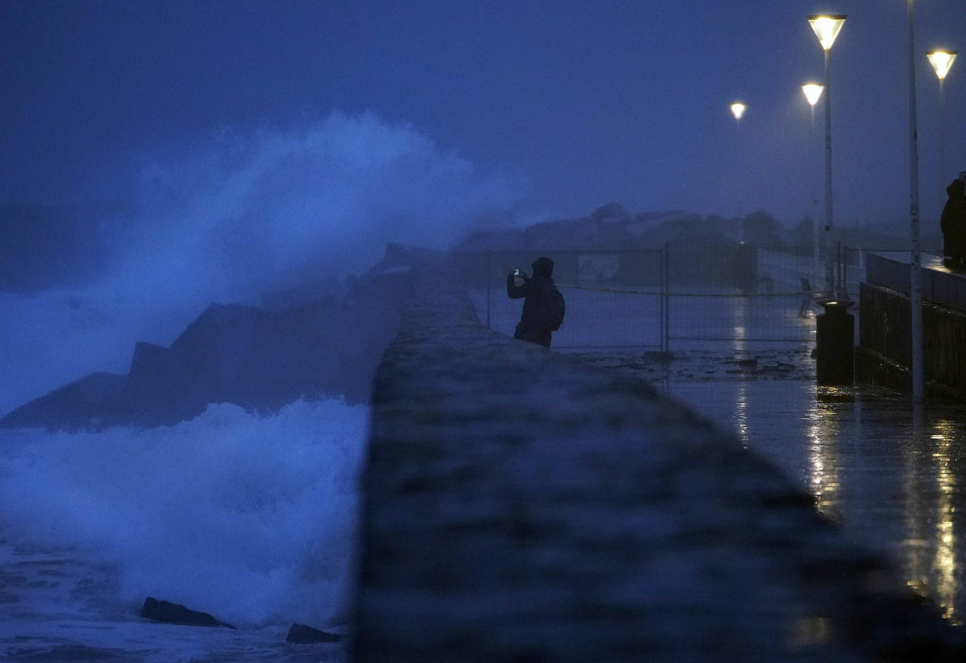 La costa guipuzcoana ha superado este martes el embate de mar sin daños significativos. El aviso se rebaja este miércoles a amarillo 