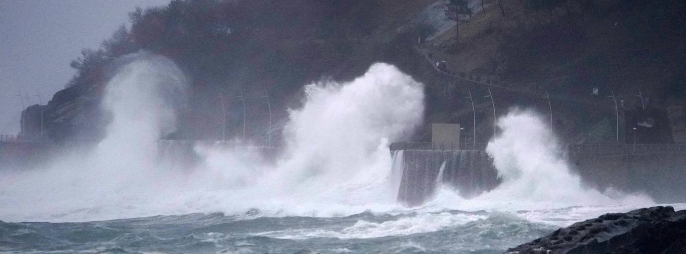 La costa guipuzcoana ha superado este martes el embate de mar sin daños significativos. El aviso se rebaja este miércoles a amarillo 