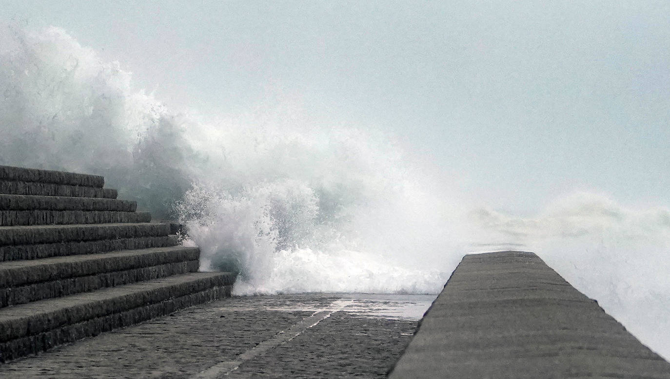 La costa guipuzcoana ha superado este martes el embate de mar sin daños significativos. El aviso se rebaja este miércoles a amarillo 