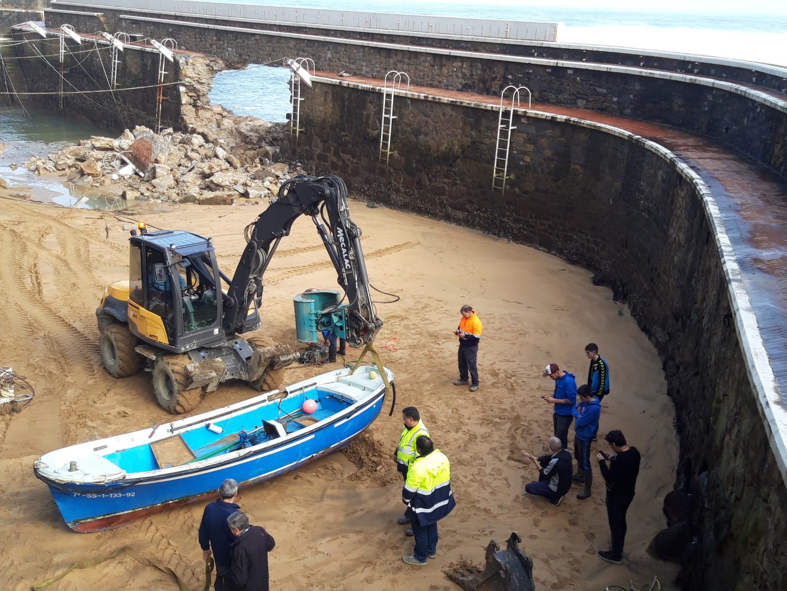 La fiereza con la que azotaban las paredes de agua que se levantaba provocaron que se abriera un agujero en el dique del puerto de la localidad costera.