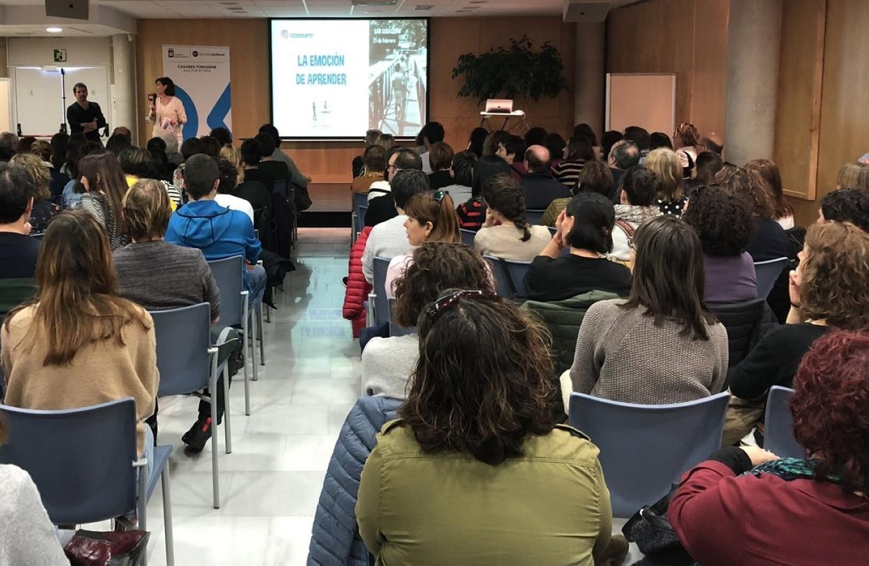 Una de las charlas de la pasada edición de las jornadas en la que intervino el profesor aragonés César Bona.