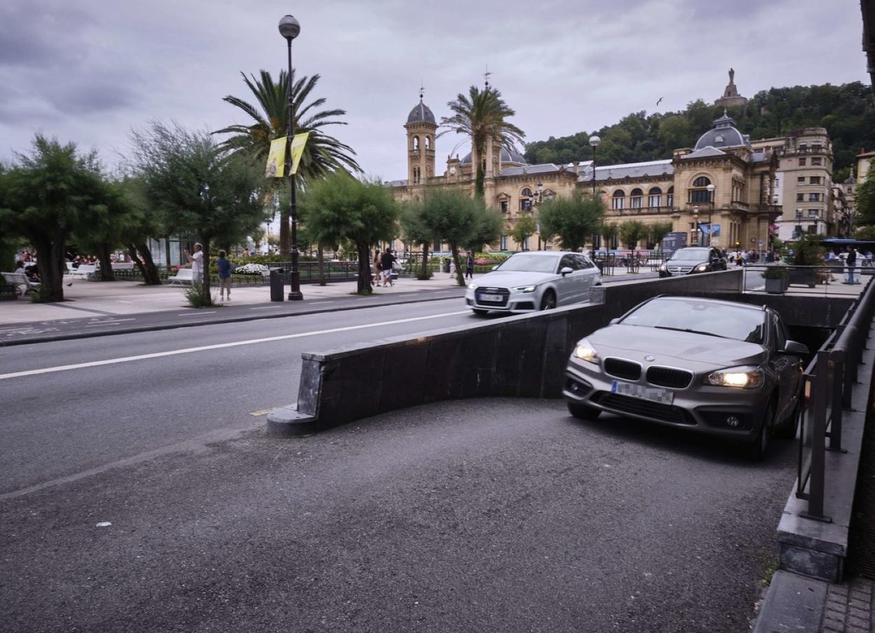 Salida del parking de residentes de Alderdi Eder, en la calle Hernani. 