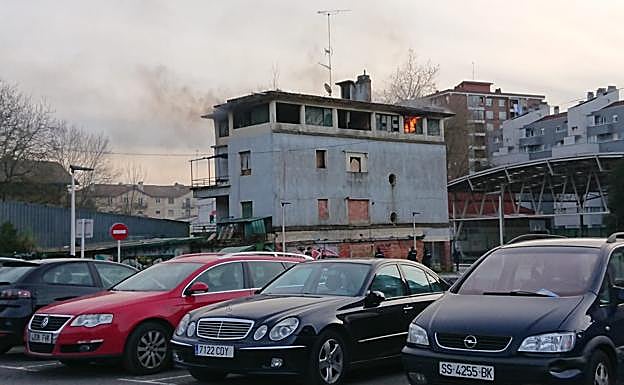 Imagen principal - Sofocado un incendio en un edificio abandonado de Martutene declarado como Bien Cultural
