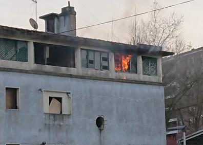 Imagen secundaria 1 - Sofocado un incendio en un edificio abandonado de Martutene declarado como Bien Cultural