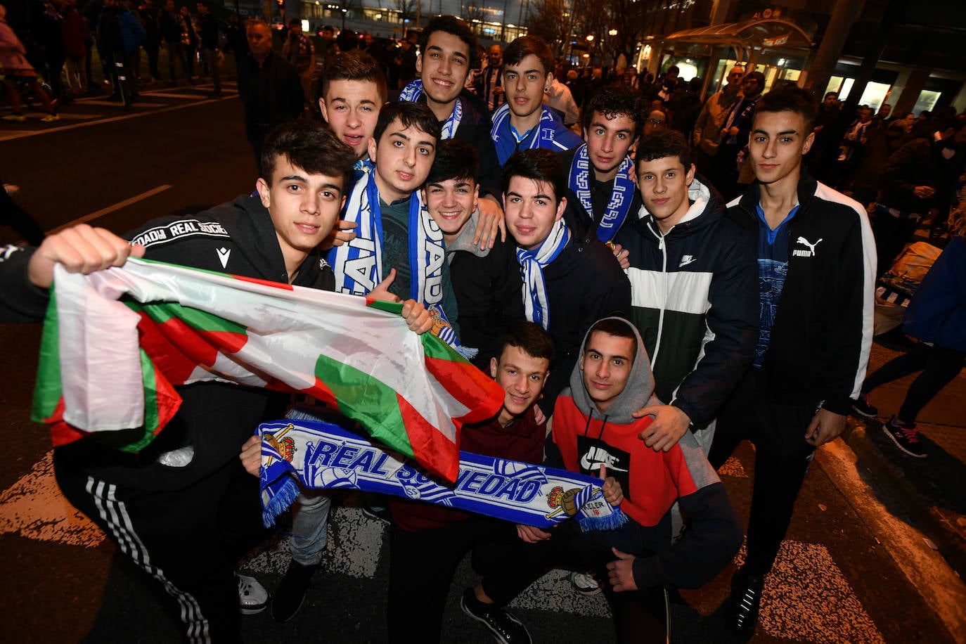 Fotos: Búscate entre las fotos de la afición txuri-urdin en el Real - Mirandés