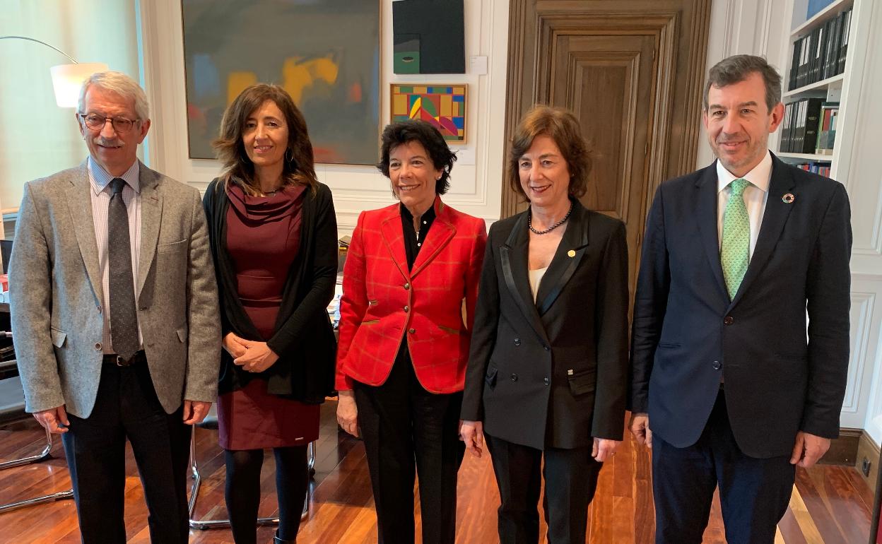 Isabel Celaá y Cristina Uriarte, en el centro, antes del inicio de la reunión en la sede del Ministerio de Educación en Madrid. 