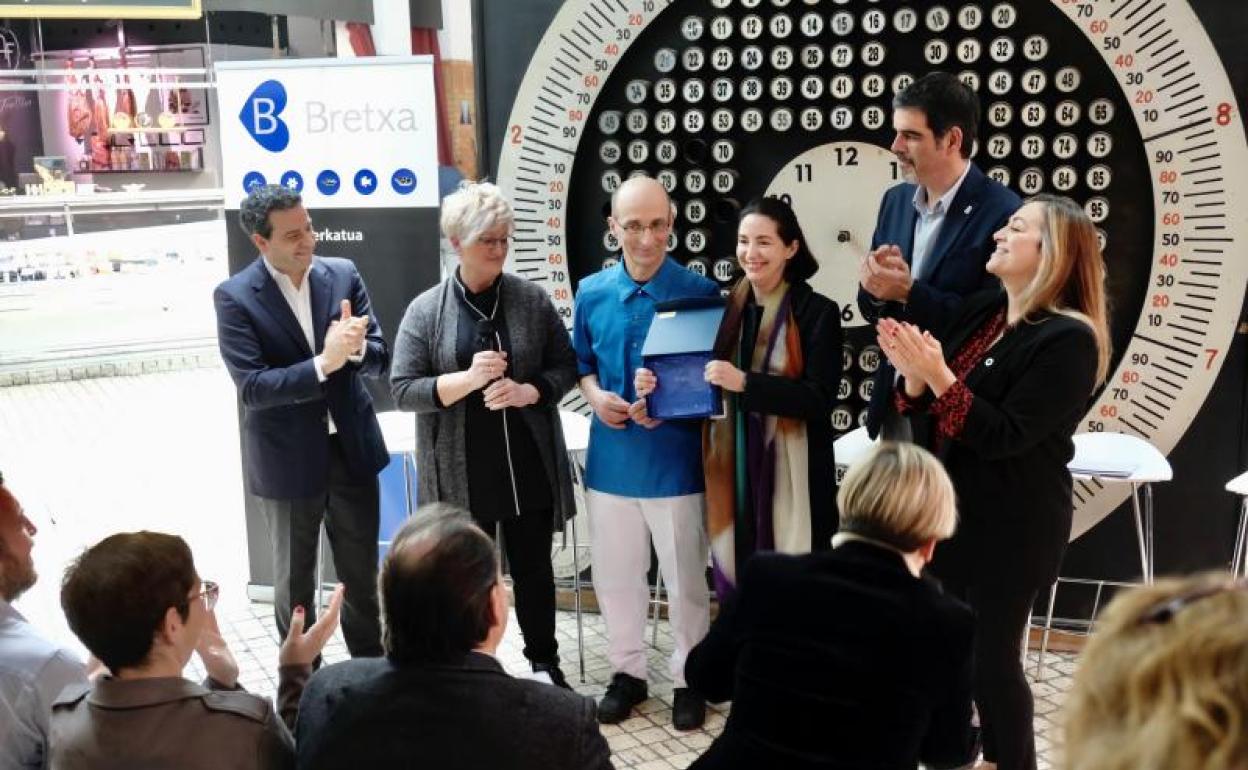 Elena Arzak recoge la placa en homenaje a su padre por el 150 aniversario del mercado de La Bretxa