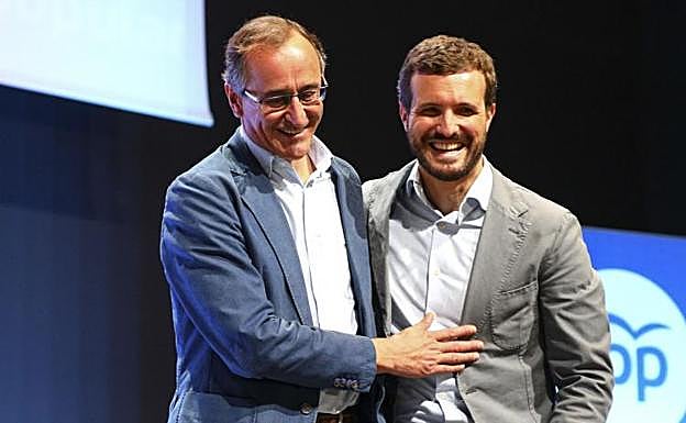 El presidente del PP en Euskadi, Alfonso Alonso, y el del partido, Pablo Casado, en la clausura de la convención de los populares vascos en septiembre pasado