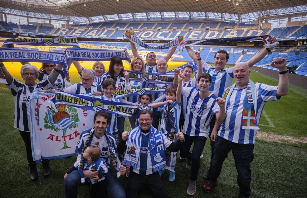 Aficionados de todas las edades se fotografiaron ayer en lel interior del Reale Arena.