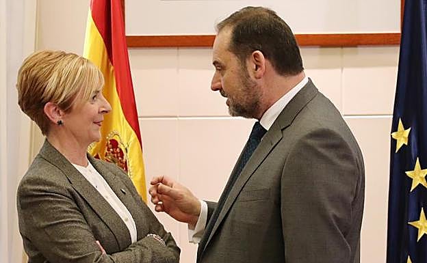 Imagen principal - Tapia y Ábalos, ayer en el Ministerio de Transportes. La estación de Donostia quedará tapada por una gran plaza. La estación de Ezkio servirá como PAET.