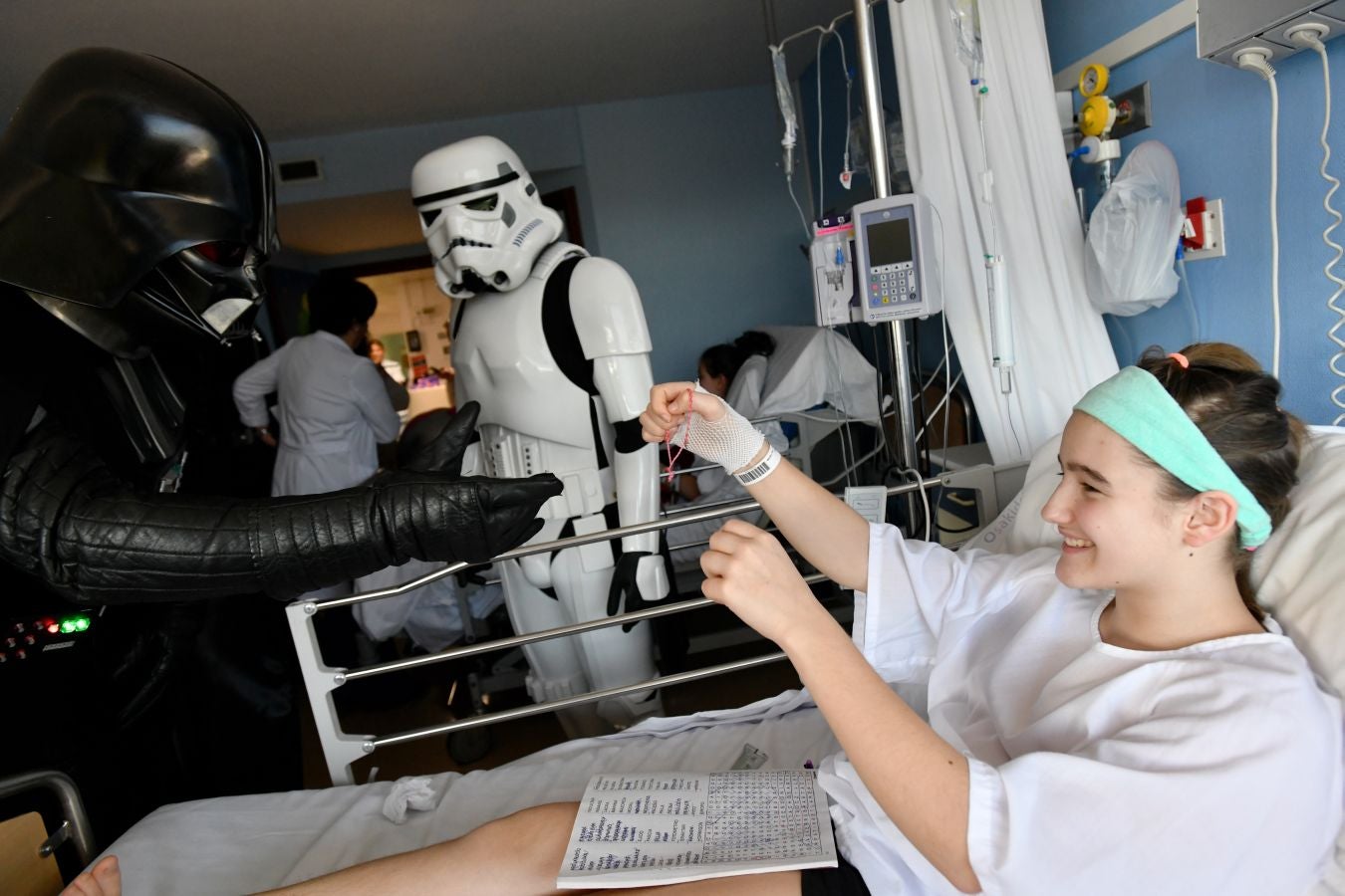 'La Legión 501' visita a los pacientes de la unidad de oncología pediátrica del Hospital Donostia