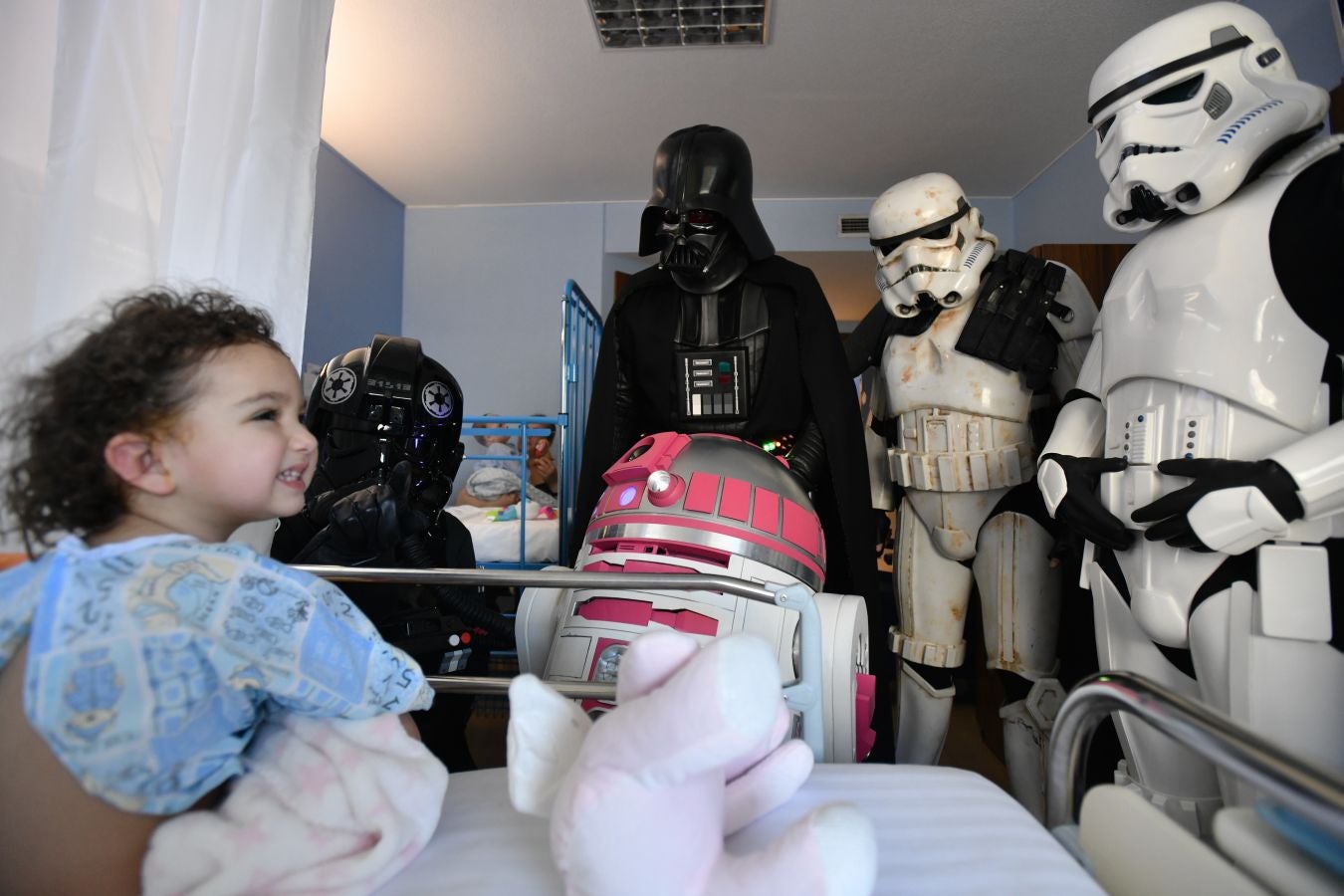 'La Legión 501' visita a los pacientes de la unidad de oncología pediátrica del Hospital Donostia