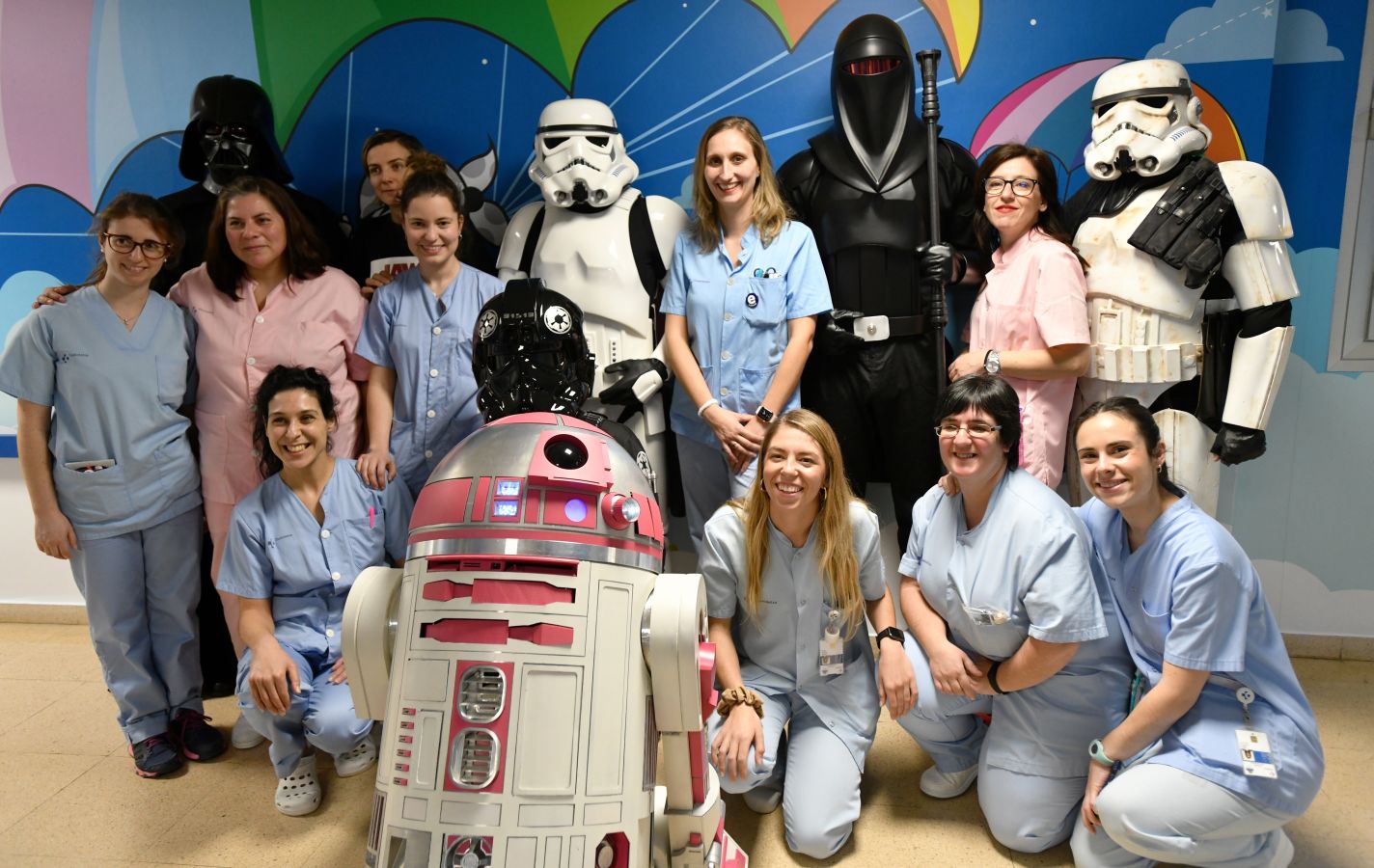 'La Legión 501' visita a los pacientes de la unidad de oncología pediátrica del Hospital Donostia