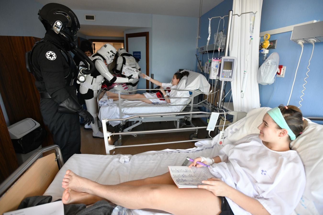 'La Legión 501' visita a los pacientes de la unidad de oncología pediátrica del Hospital Donostia