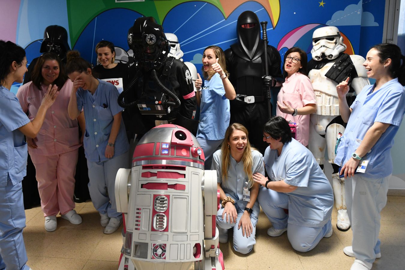 'La Legión 501' visita a los pacientes de la unidad de oncología pediátrica del Hospital Donostia
