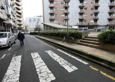 Imagen secundaria 1 - El pavimento de los juegos infantiles será renovado y el proyecto resuelve los problemas de accesibilidad.