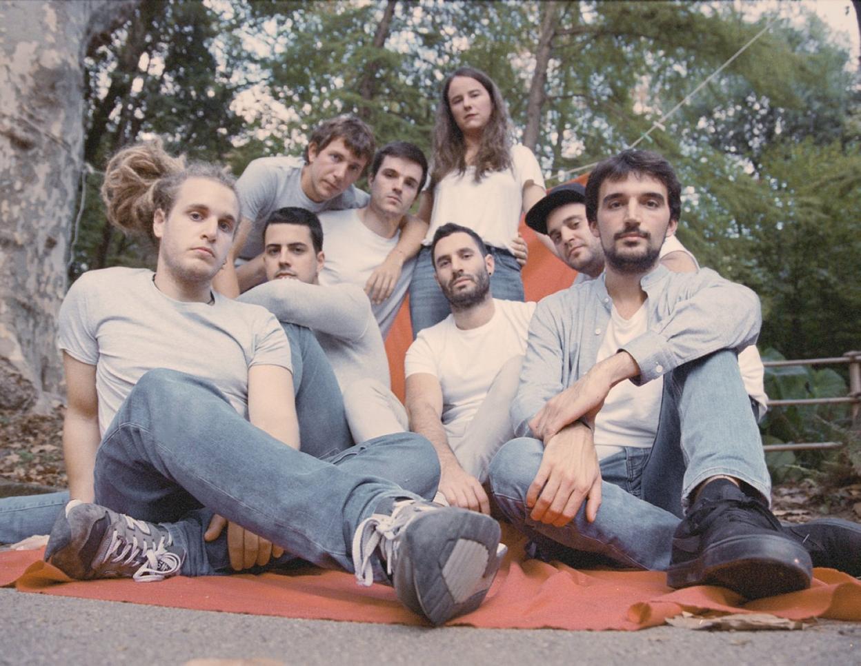 Los ocho integrantes de Skakeitan.