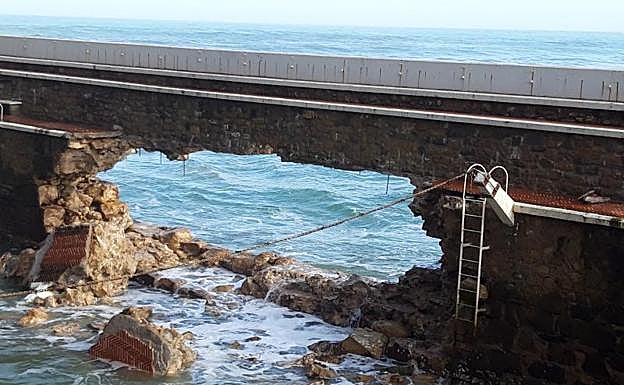 El boquete del muro del puerto de Zarautz ha crecido seis metros en un par de días