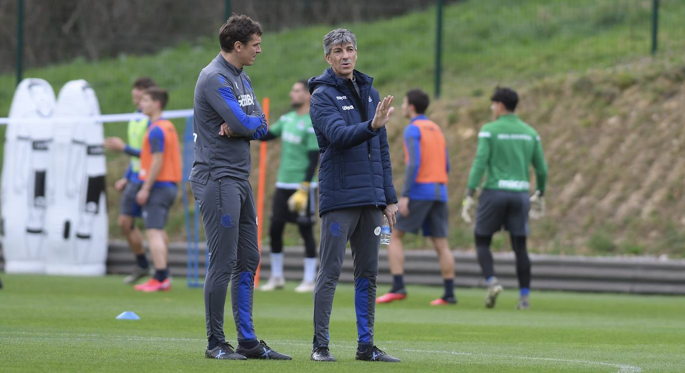 Buen ambiente entre los jugadores de la Real Sociedad durante el entrenamiento en Zubieta, en el que estuvieron presentes Jokin Aperribay y Roberto Olabe