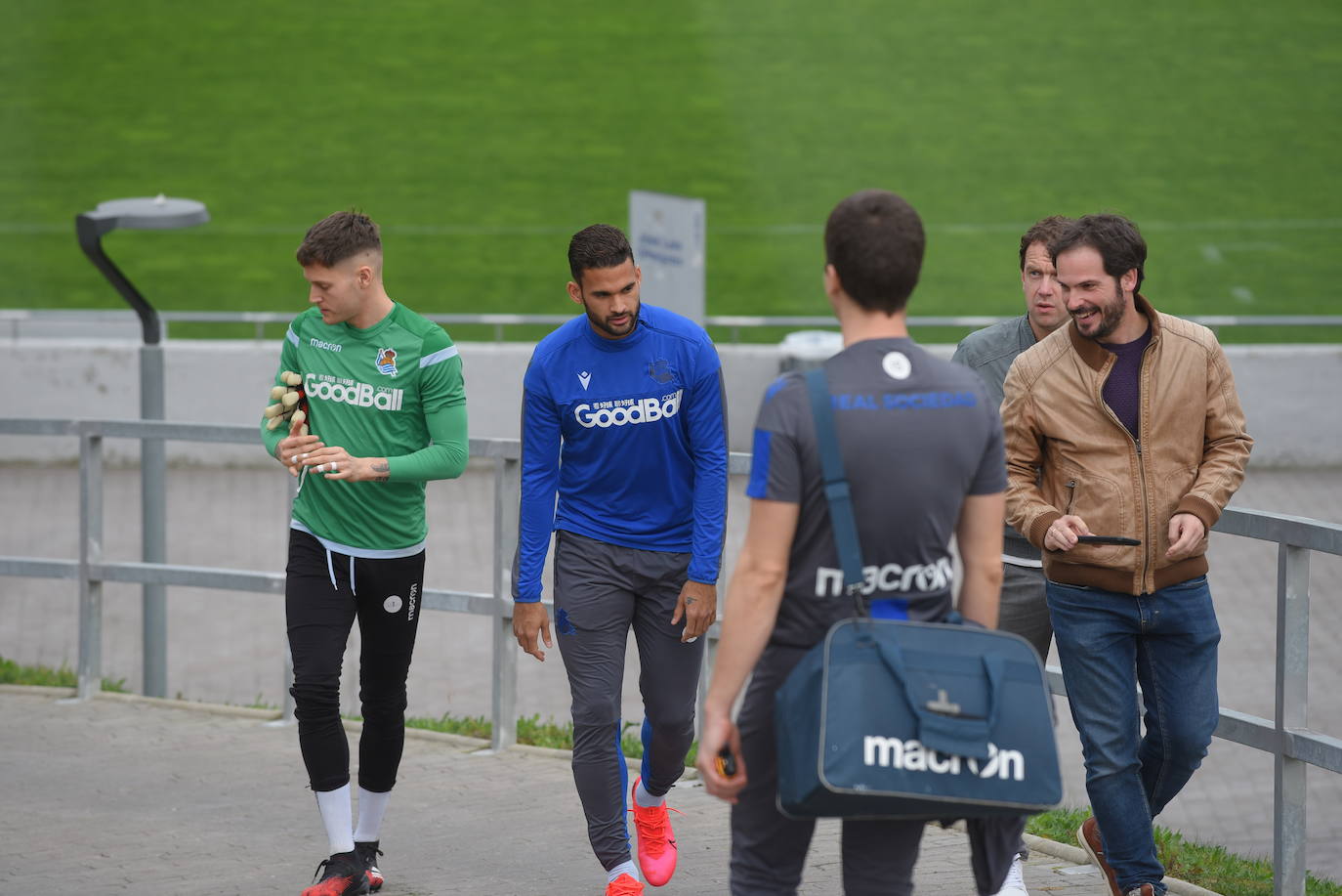 Buen ambiente entre los jugadores de la Real Sociedad durante el entrenamiento en Zubieta, en el que estuvieron presentes Jokin Aperribay y Roberto Olabe