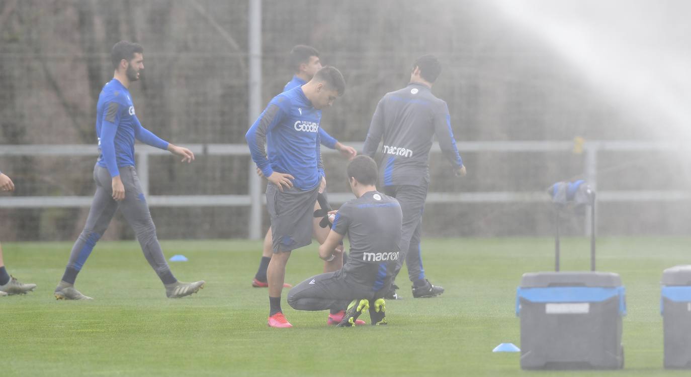 Buen ambiente entre los jugadores de la Real Sociedad durante el entrenamiento en Zubieta, en el que estuvieron presentes Jokin Aperribay y Roberto Olabe