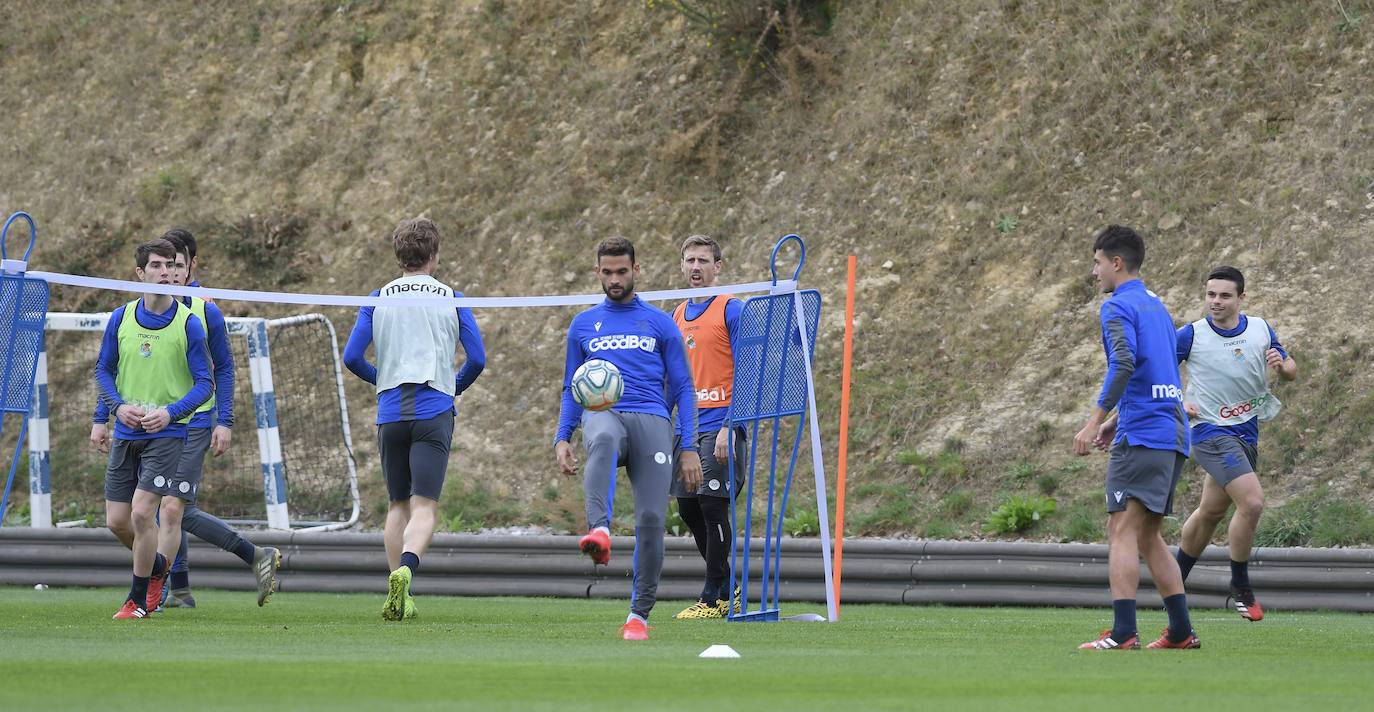 Buen ambiente entre los jugadores de la Real Sociedad durante el entrenamiento en Zubieta, en el que estuvieron presentes Jokin Aperribay y Roberto Olabe