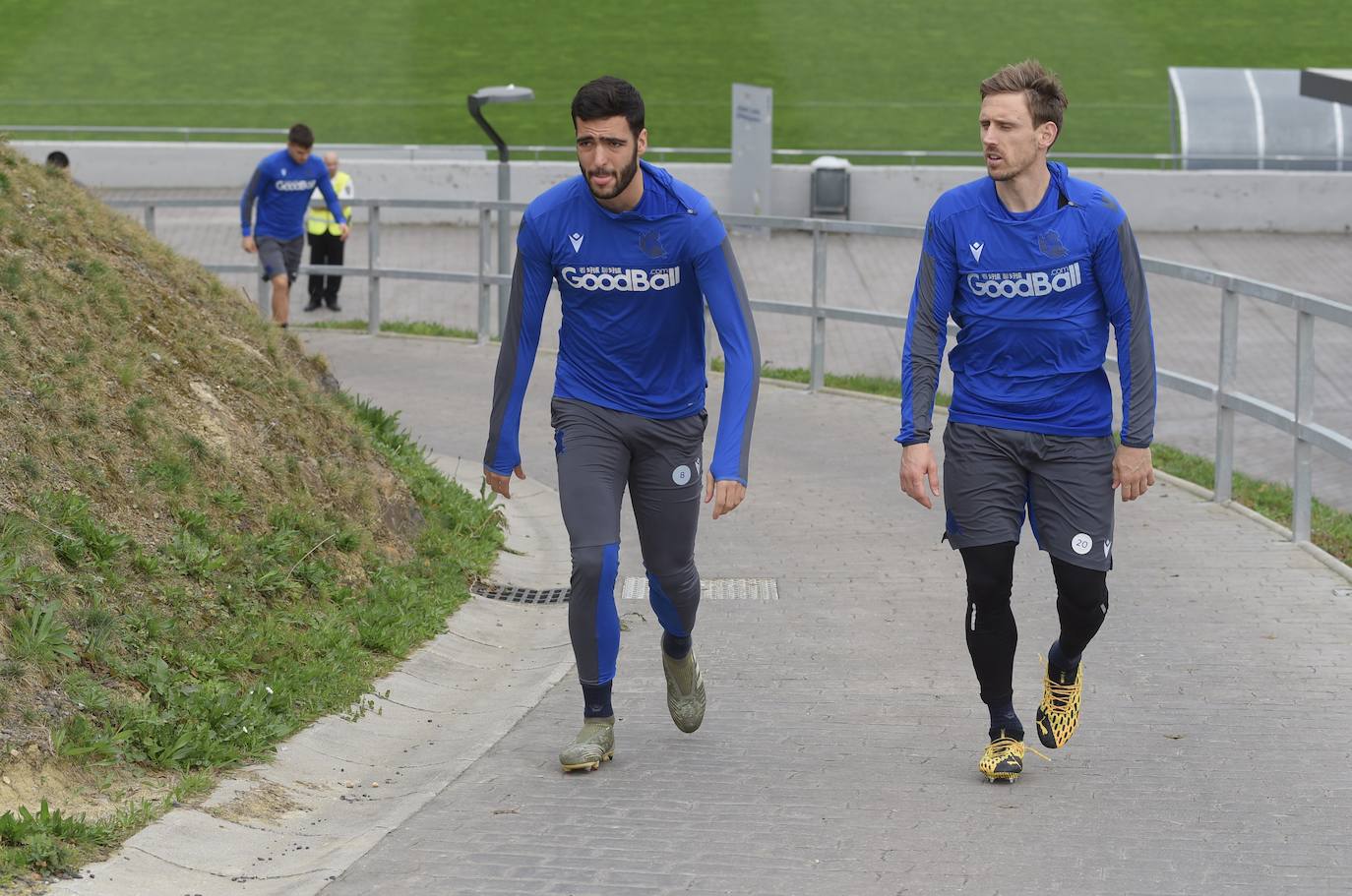 Buen ambiente entre los jugadores de la Real Sociedad durante el entrenamiento en Zubieta, en el que estuvieron presentes Jokin Aperribay y Roberto Olabe