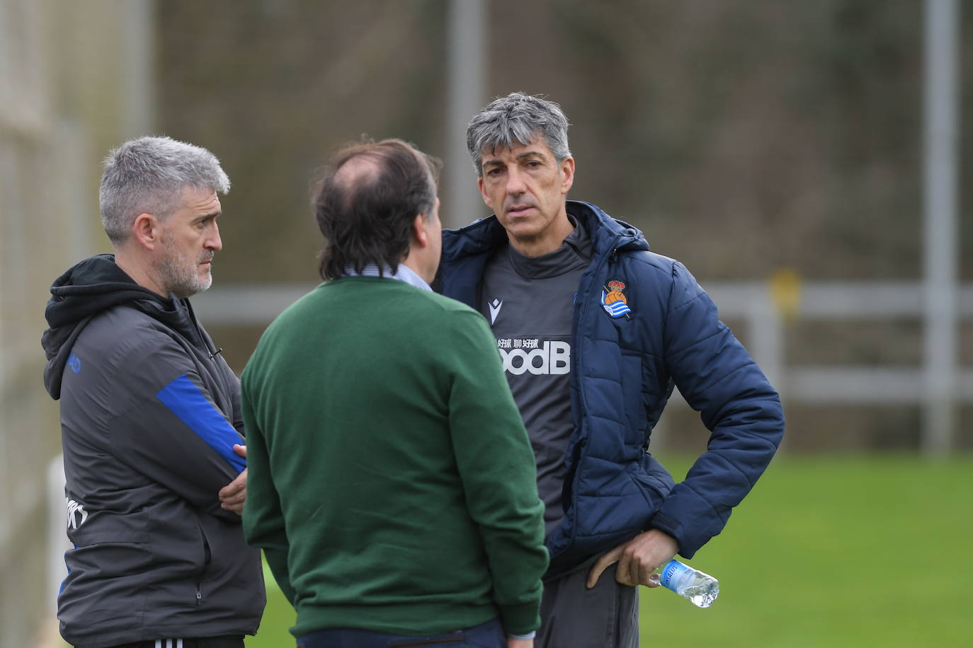 Buen ambiente entre los jugadores de la Real Sociedad durante el entrenamiento en Zubieta, en el que estuvieron presentes Jokin Aperribay y Roberto Olabe