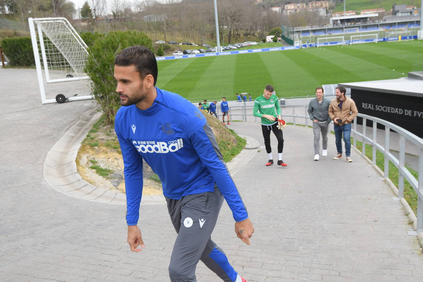 Buen ambiente entre los jugadores de la Real Sociedad durante el entrenamiento en Zubieta, en el que estuvieron presentes Jokin Aperribay y Roberto Olabe