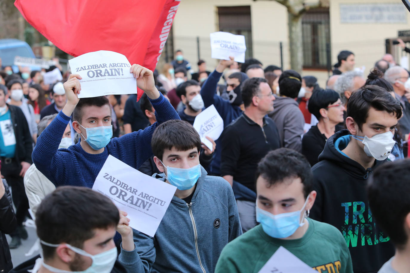 Los vecinos de las localidades cercanas al vertedero han unido sus fuerzas este sábado para protestar por la gestión del desprendimiento de Zaldibar. Y lo han hecho con una movilización conjunta que ha arrancado desde tres localidades próximas a la escombrera: Eibar, Ermua y Elgeta.