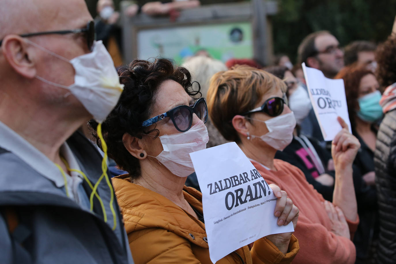 Los vecinos de las localidades cercanas al vertedero han unido sus fuerzas este sábado para protestar por la gestión del desprendimiento de Zaldibar. Y lo han hecho con una movilización conjunta que ha arrancado desde tres localidades próximas a la escombrera: Eibar, Ermua y Elgeta.