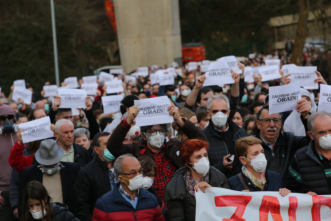 Los vecinos de las localidades cercanas al vertedero han unido sus fuerzas este sábado para protestar por la gestión del desprendimiento de Zaldibar. Y lo han hecho con una movilización conjunta que ha arrancado desde tres localidades próximas a la escombrera: Eibar, Ermua y Elgeta.