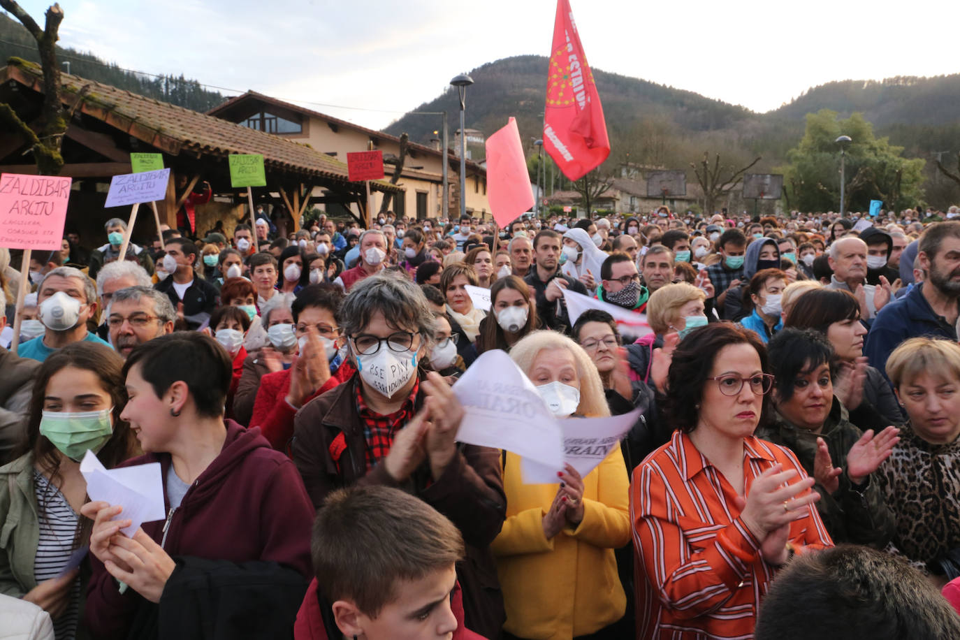 Los vecinos de las localidades cercanas al vertedero han unido sus fuerzas este sábado para protestar por la gestión del desprendimiento de Zaldibar. Y lo han hecho con una movilización conjunta que ha arrancado desde tres localidades próximas a la escombrera: Eibar, Ermua y Elgeta.