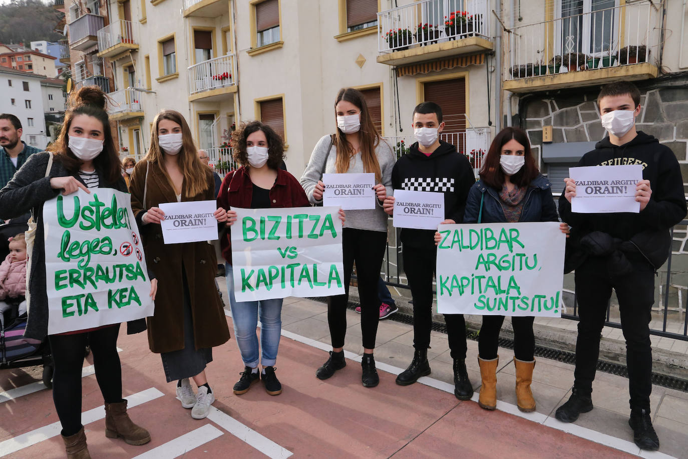 Los vecinos de las localidades cercanas al vertedero han unido sus fuerzas este sábado para protestar por la gestión del desprendimiento de Zaldibar. Y lo han hecho con una movilización conjunta que ha arrancado desde tres localidades próximas a la escombrera: Eibar, Ermua y Elgeta.